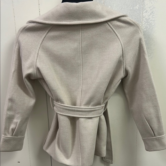 Elegant Women's Cream‎ Jacket - Picture 4 of 4